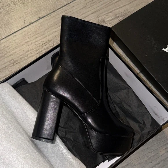 Moda Black Heeled Boots - Picture 2 of 7